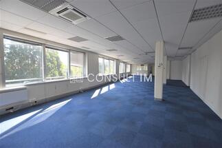 Current trends in office layout and design in Belgium.
