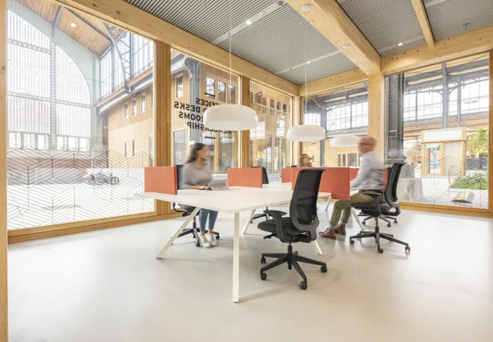 Accédez à des espaces, services et un accompagnement pour faire croître votre entreprise chez Spaces Tour & Taxis